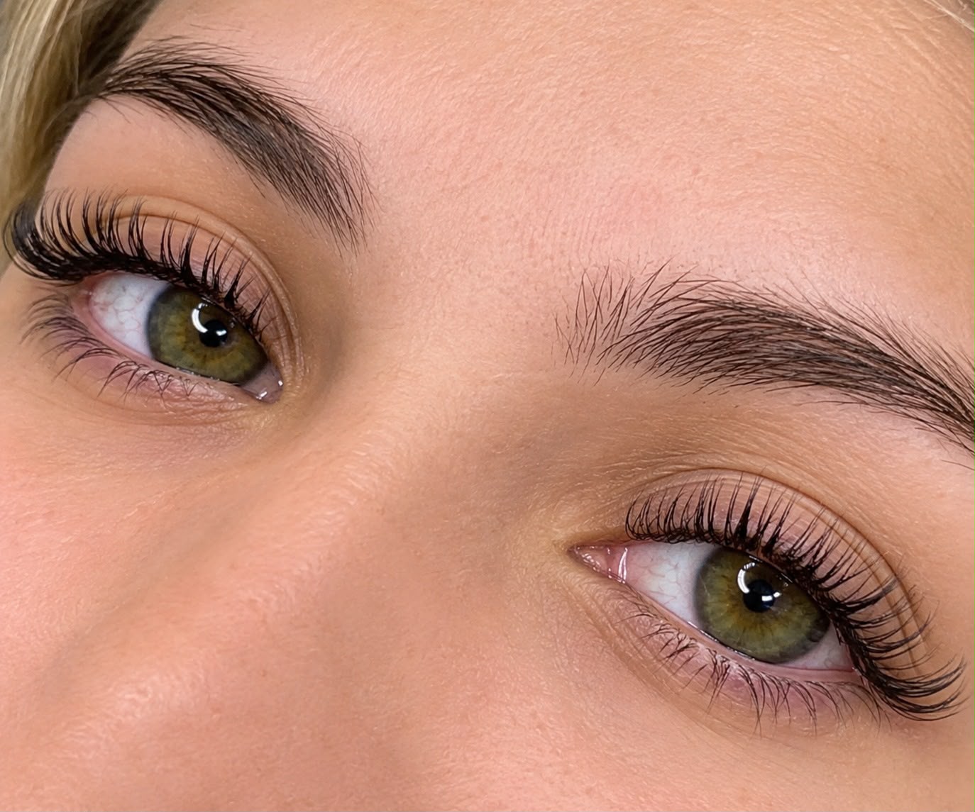 Resultado de cílios em olhos verdes